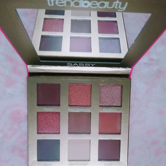 Boss Babe eyeshadows - Picture 1 of 3